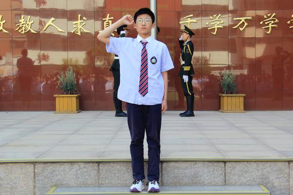 4王子硕同学带领全体师生宣誓